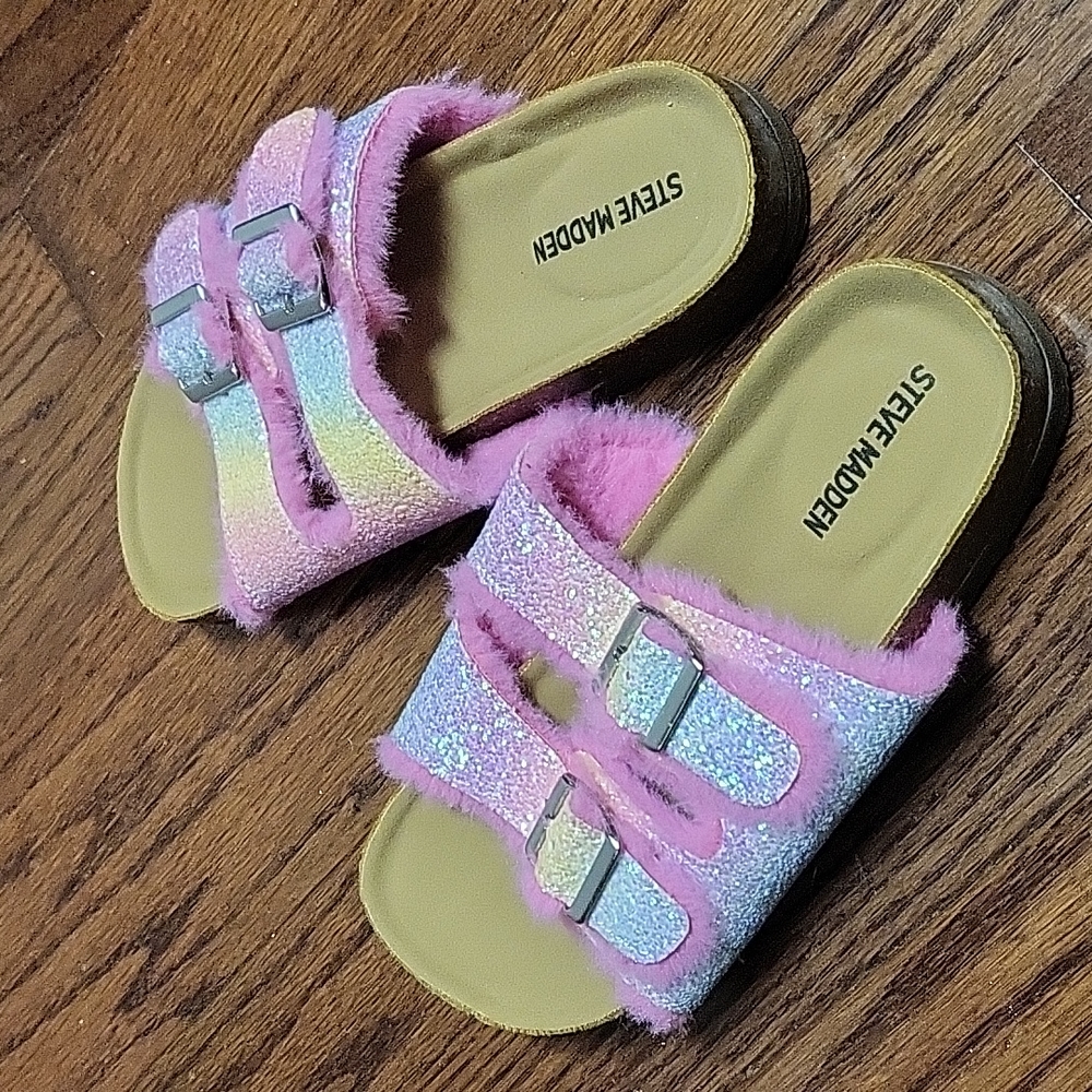 Adorable Steve Madden kids fuzzy flops never worn